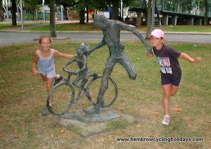 Fietsles (cycling lesson) statue in Groningen